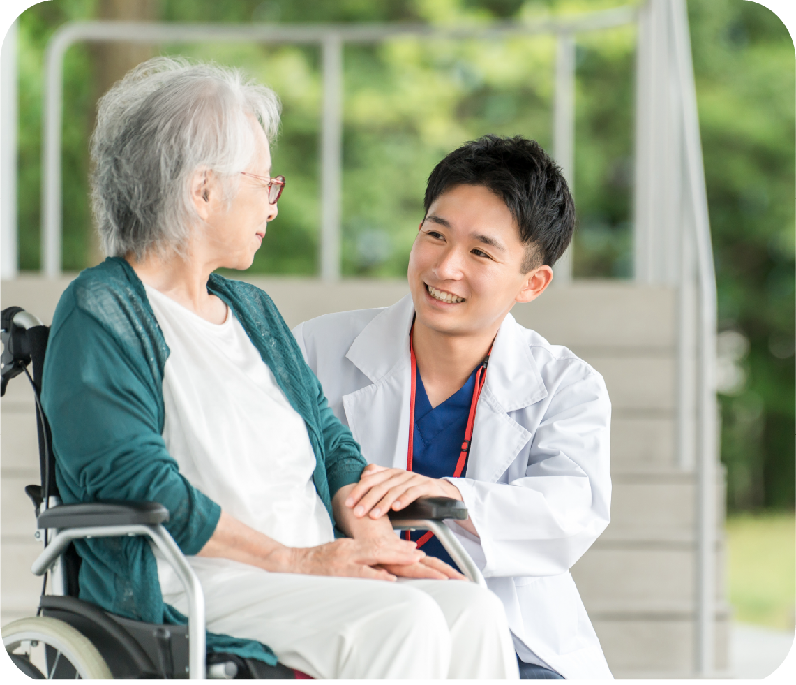 医師と談笑する利用者