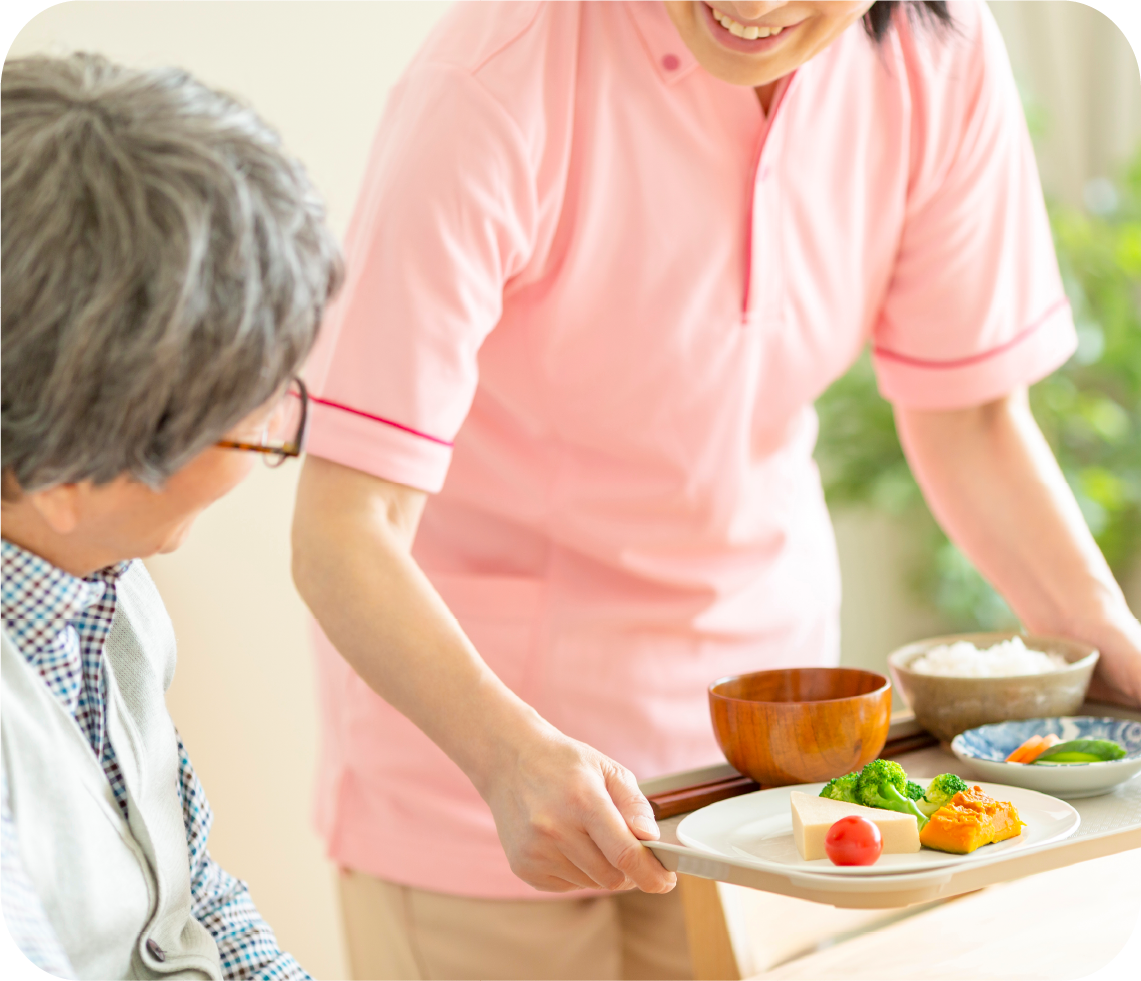 食事を提供するスタッフ