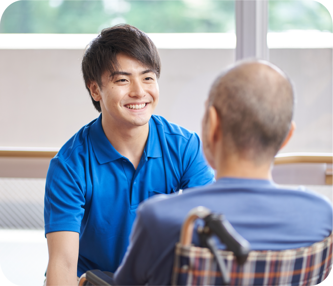 利用者と会話するスタッフ