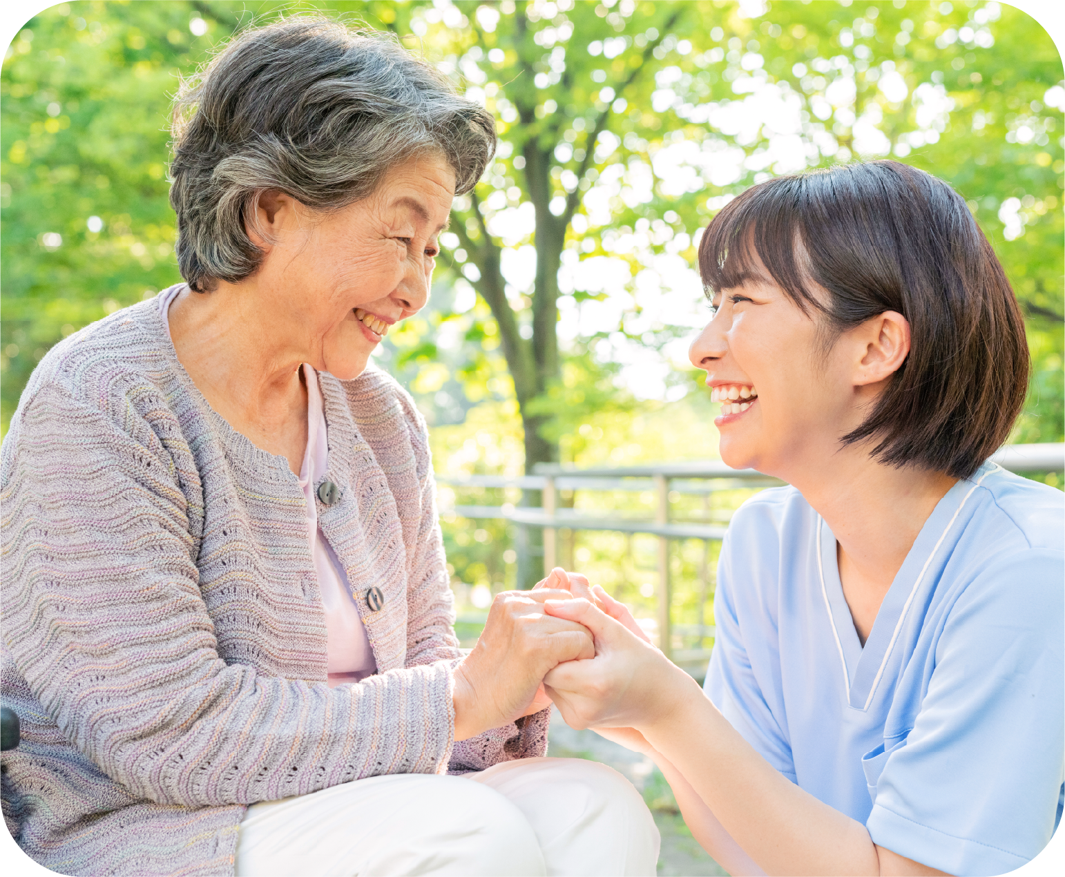 利用者と笑顔で語らうスタッフ